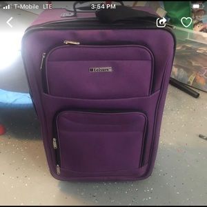 Leisure Voyager Medium Luggage